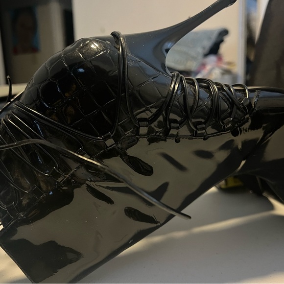 Carlos Santana Electric Black Patent leather mid boot! Tie in the back! - Picture 5 of 10